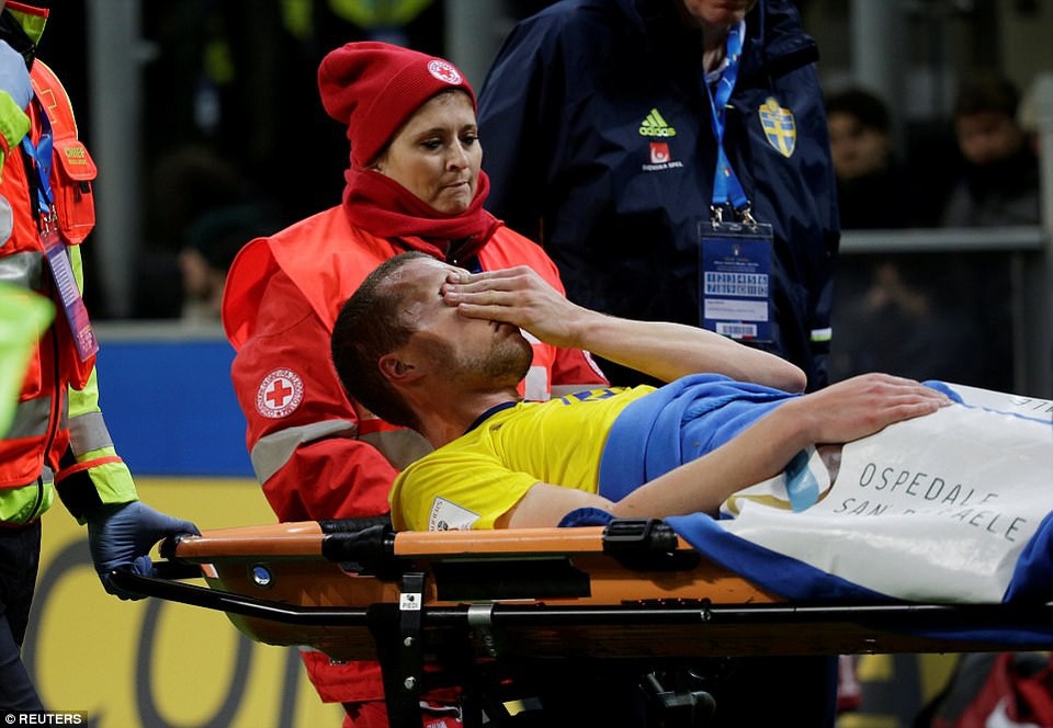 Italia chính thức trở thành khán giả tại World Cup 2018 - 5
Jakob Johansson dính chấn thương sau pha va chạm với cầu thủ Italia ở phút 19