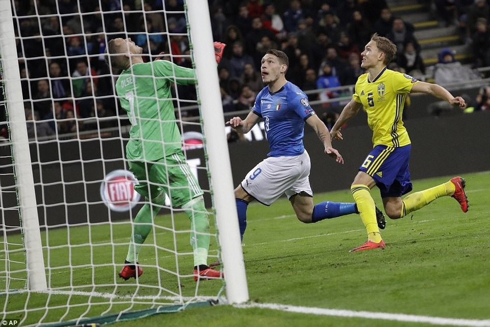 Italia chính thức trở thành khán giả tại World Cup 2018 - 17
Italia không thể tận dụng những cơ hội hiếm hoi để ghi bàn vào lưới Thụy Điển