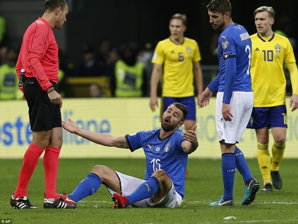 Italia chính thức trở thành khán giả tại World Cup 2018 - 15
Nỗi thất vọng của Andrea Barzagli