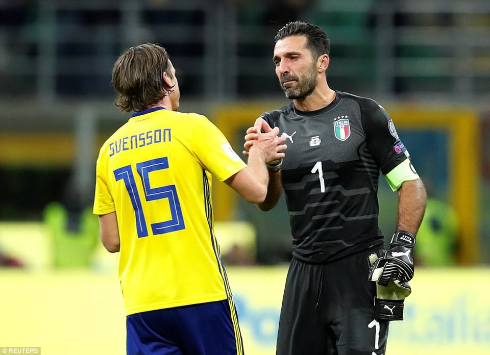 Italia chính thức trở thành khán giả tại World Cup 2018 - 12
Svensson chia sẻ cùng Buffon sau khi trận đấu kết thúc
