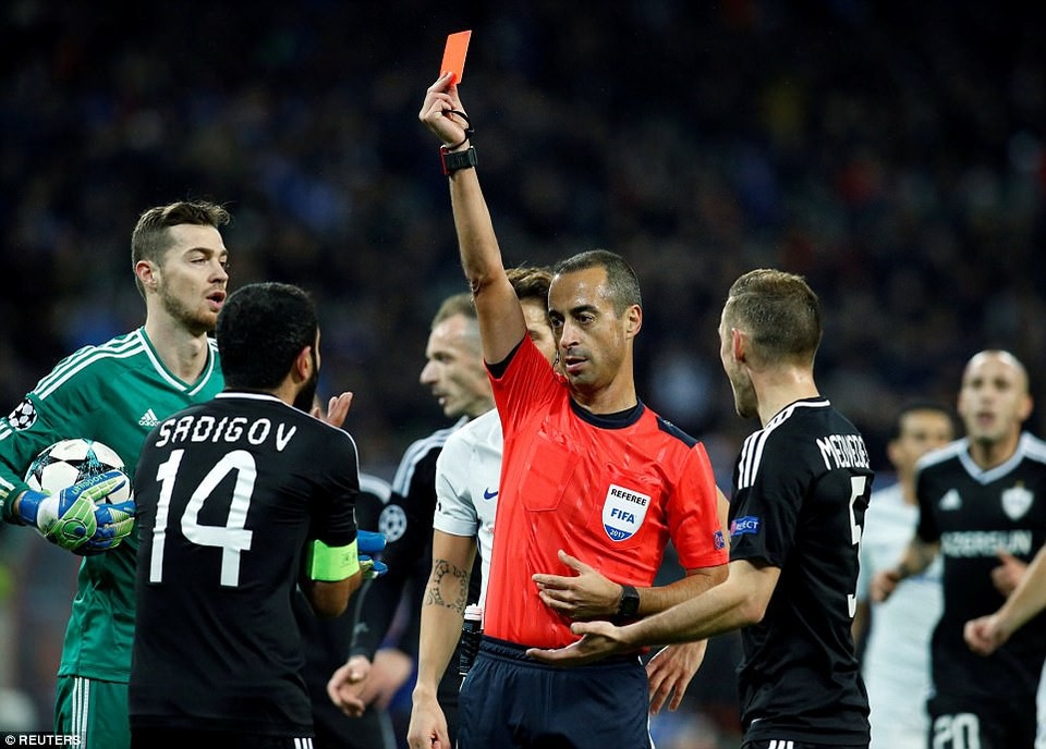 Đại thắng Qarabag, Chelsea nhận vé vào vòng sau - 2
Trọng tài De Sousa có nhiều quyết định sai lầm ở trận đấu này