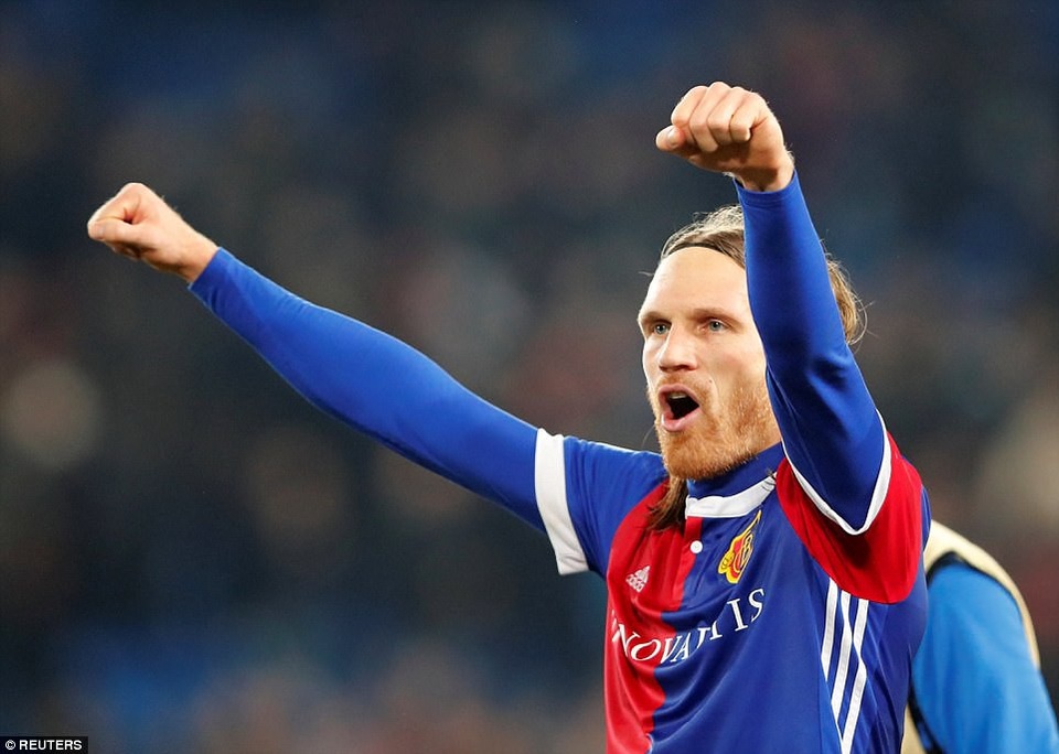 MU thua đắng trên sân Basel bởi bàn thắng muộn - 2
Lang, người hùng của Basel trước MU