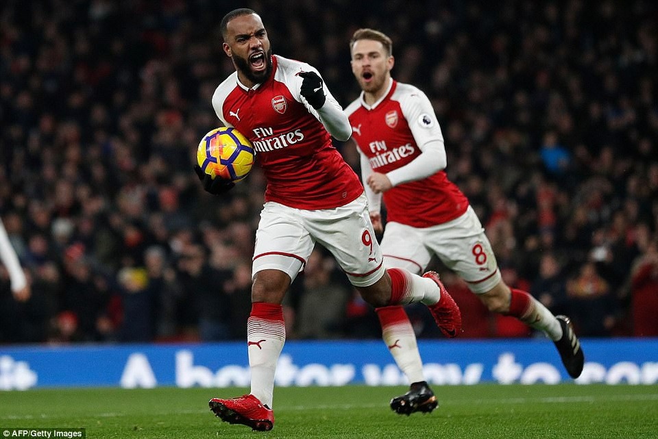 Arsenal 1-3 MU: Cú đúp của Lingard, Pogba nhận thẻ đỏ - 5
Lacazette ăn mừng sau khi ghi bàn vào lưới MU