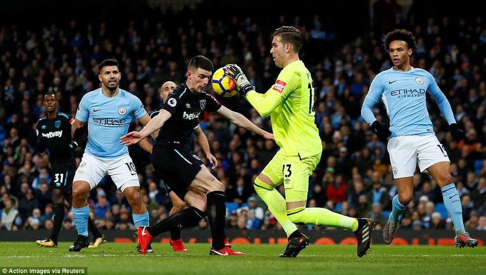 
Thủ thành Adrian (thứ hai từ phải sang) thi đấu hay trong trận đấu gặp Man City
