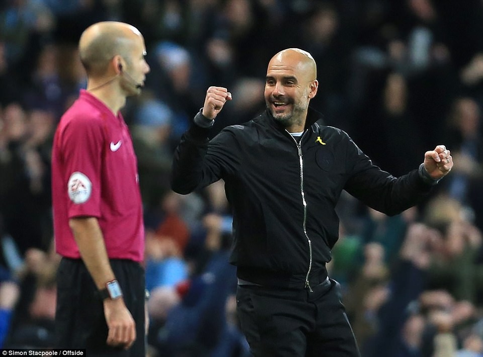
Guardiola ăn mừng chiến thắng giúp đội bóng của ông có được 43 điểm sau 15 vòng đấu
