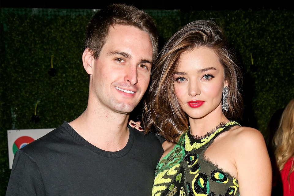 Miranda Kerr và Evan Spiegel - Khoảng cách 8 tuổi: Sau khi bước ra khỏi cuộc hôn nhân với nam diễn viên Orlando Bloom được hai năm, Miranda Kerr bắt đầu gắn bó với tỷ phú công nghệ Evan Spiegel từ năm 2015 đến nay. Hiện tại, cặp đôi đã tuyên bố đính hôn.