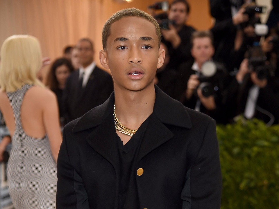 Jaden Smith đã luôn được nhắc đến từ nhỏ bởi cha của cậu là tài tử điện ảnh Will Smith. Jaden đã lần đầu diễn xuất bên cạnh cha trong phim “The Pursuit of Happyness” (Mưu cầu hạnh phúc - 2006). Dù là gương mặt quen thuộc ở Hollywood, nhưng Jaden thực ra mới chỉ 19 tuổi.