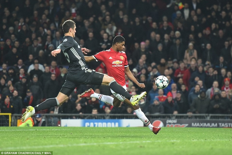 
Rashford (phải) ghi bàn giúp MU ngược dòng trước CSKA
