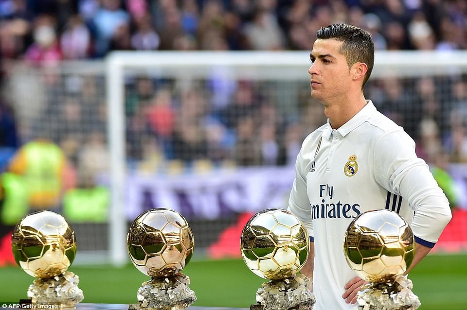 C.Ronaldo rạng rỡ trong lần thứ 5 giành Quả bóng vàng - 14
C.Ronaldo với 4 danh hiệu Quả bóng vàng trước đó vào các năm 2008, 2013, 2014, 2016. Messi giành 5 Quả bóng vàng vào các năm 2009, 2010, 2011, 2012, 2015
