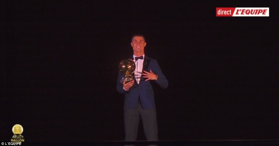 C.Ronaldo rạng rỡ trong lần thứ 5 giành Quả bóng vàng - 11
Những hình ảnh ấn tượng của CR7 được nhật báo thể thao LEquipe (Pháp) ghi lại
