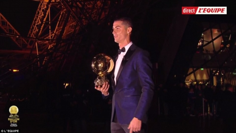 C.Ronaldo rạng rỡ trong lần thứ 5 giành Quả bóng vàng - 10 C.Ronaldo rạng rỡ trong lần thứ 5 giành Quả bóng vàng - 10