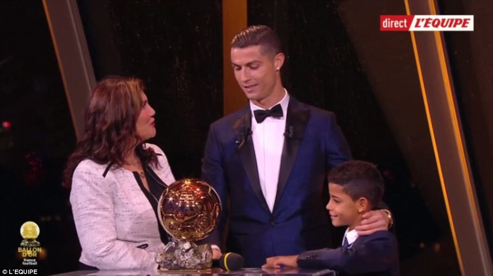 C.Ronaldo rạng rỡ trong lần thứ 5 giành Quả bóng vàng - 8
C.Ronado bên cạnh người mẹ Maria Dolores dos Santos Aveiro và cậu con trai Cristiano Ronaldo Jr