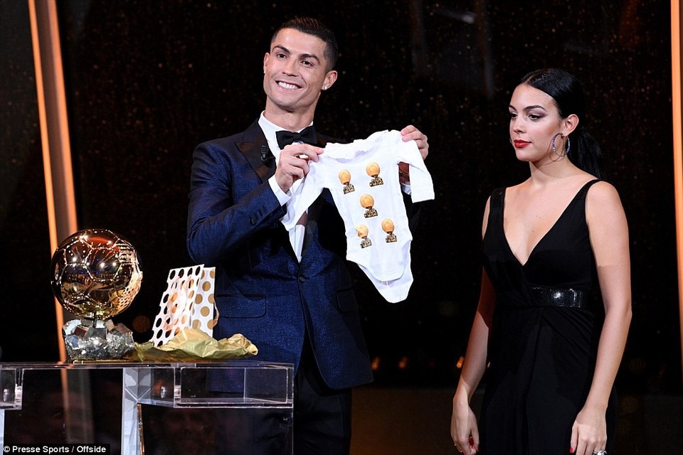 C.Ronaldo rạng rỡ trong lần thứ 5 giành Quả bóng vàng - 4
Chiếc áo của C.Ronaldo dành cho con gái mới sinh, in hình 5 Quả bóng vàng trong sự nghiệp của CR7
