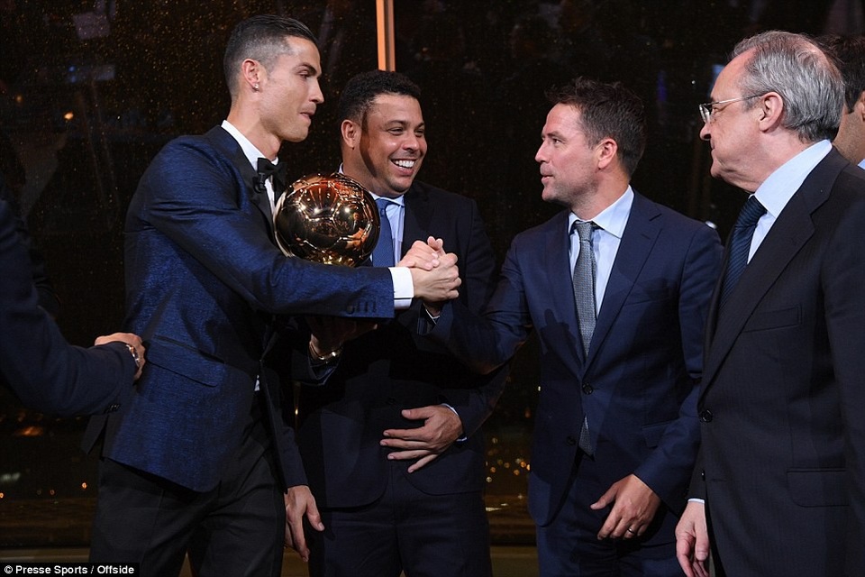 C.Ronaldo rạng rỡ trong lần thứ 5 giành Quả bóng vàng - 2
Chủ tịch Real Madrid Florentino Perez và hai cựu cầu thủ Ronaldo, Owen chia sẻ niềm vui với C.Ronaldo