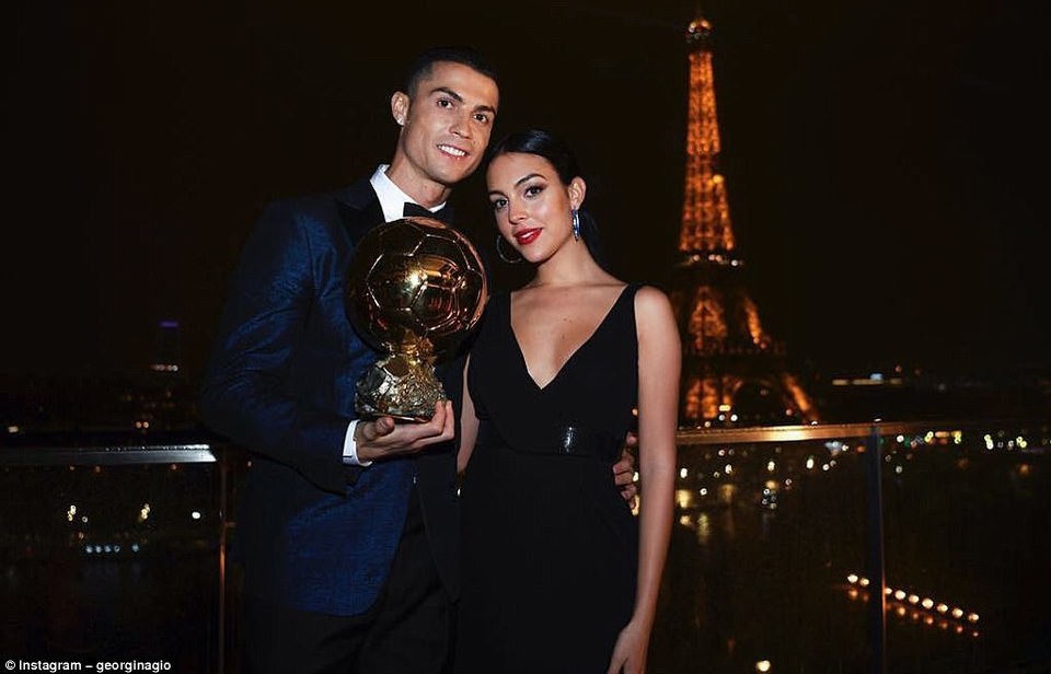 C.Ronaldo rạng rỡ trong lần thứ 5 giành Quả bóng vàng - 1
C.Ronaldo hạnh phúc bên bạn gái Georgia Rodriguez trong lễ trao giải tại Paris