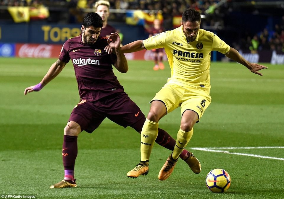 Villarreal 0-2 Barcelona: Messi và Suarez ghi bàn - 3
Luis Suarez mở tỷ số ở phút 72 khi Villarreal chỉ còn 10 người trên sân