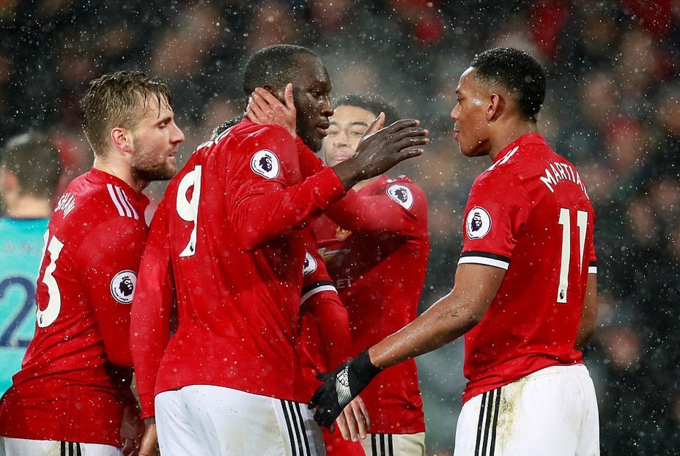
Lukaku (thứ hai từ trái sang) tỏa sáng giúp MU có ba điểm
