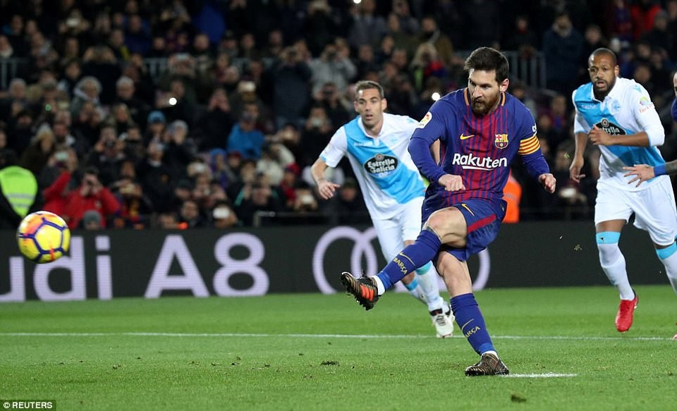 Luis Suarez chói sáng, Barcelona “vùi dập” Deportivo - 3
Messi đá hỏng một quả phạt đền và bốn lần đưa bóng tìm đúng cột dọc, xà ngang khung thành Deportivo
