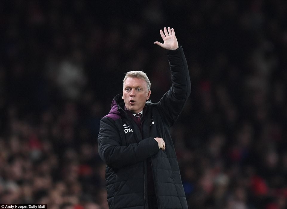 "Chân gỗ" Welbeck giúp Arsenal vào bán kết League Cup - 2
Đội bóng của Moyes chơi không ấn tượng