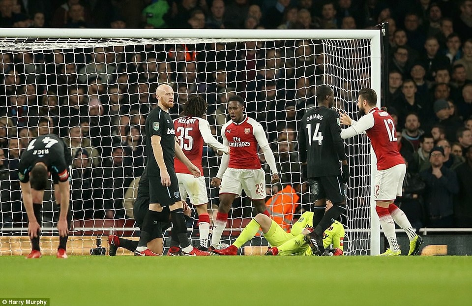 "Chân gỗ" Welbeck giúp Arsenal vào bán kết League Cup - 1
Các cầu thủ Arsenal thắng với cách biệt một bàn trước đối thủ cùng thành phố