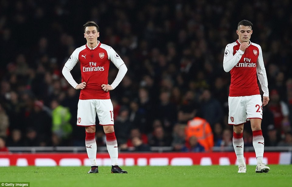 Arsenal 3-3 Liverpool: Kịch bản khó tin - 4
Sự thất vọng của các cầu thủ Arsenal sau hai bàn thua