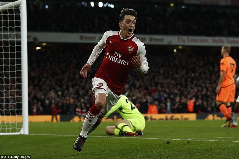 Arsenal 3-3 Liverpool: Kịch bản khó tin - 5
Ozil ăn mừng sau khi giúp Arsenal vượt lên dẫn 3-2