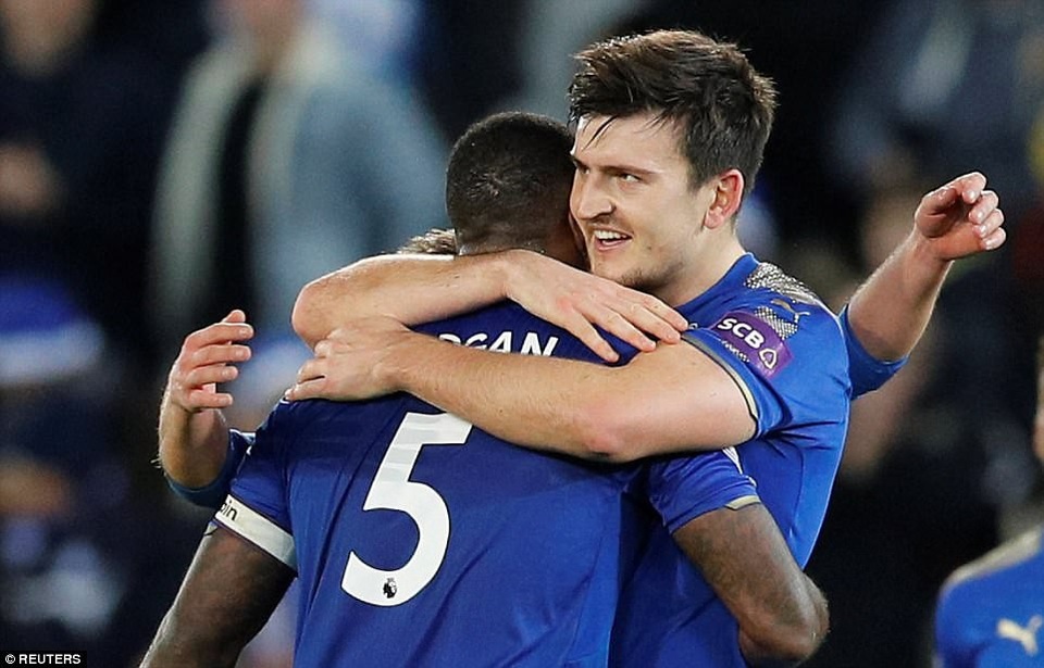 
Maguire (phải) trừng phạt sự sơ hở của hàng thủ MU ở phút bù giờ
