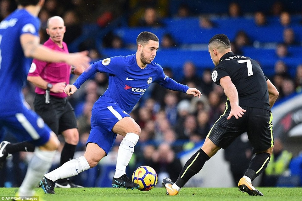 Chelsea 2-0 Brighton: "Tiếng nói" của người Tây Ban Nha - 3
Hazard (giữa) trong nỗ lực đi bóng vượt qua sự truy cản của cầu thủ Kayal (phải) bên phía Brighton