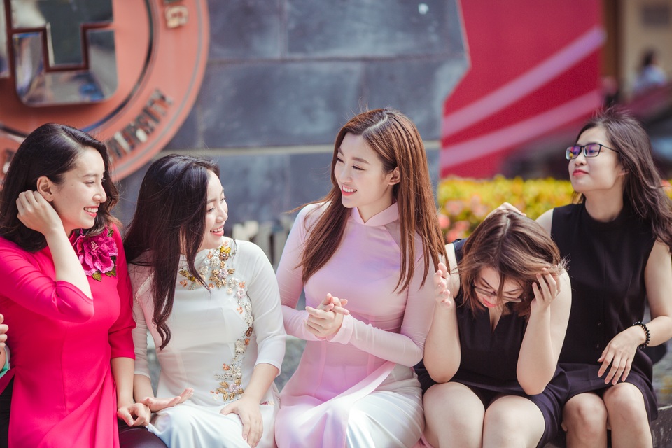Hoa hậu Mỹ Linh xinh ngất ngây trong bộ ảnh kỷ yếu chụp cùng bạn học - 1 Hoa hậu Mỹ Linh xinh ngất ngây trong bộ ảnh kỷ yếu chụp cùng bạn học - 1