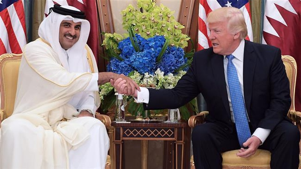 UAE bị "tố" tấn công mạng Qatar - 1
Quốc vương Qatar Sheikh Tamim Bin Hamad al-Thani và Tổng thống Mỹ Donald Trump trong cuộc gặp tháng 5/2017 (Ảnh: AFP)