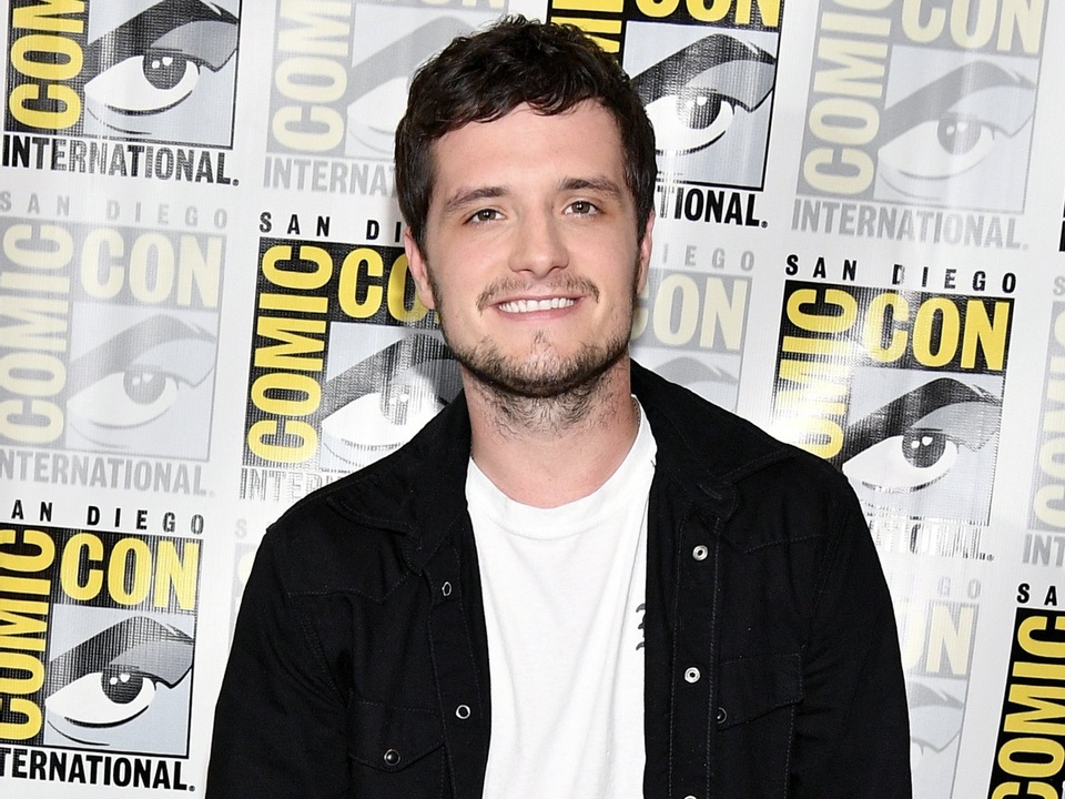 Nam diễn viên Josh Hutcherson đóng cặp với nữ diễn viên Jennifer Lawrence trong loạt phim điện ảnh “The Hunger Games” (Đấu trường sinh tử) nhưng kỳ thực Josh mới chỉ 24 tuổi, kém Jennifer 3 tuổi. Khi bước ra khỏi loạt phim, hai diễn viên đã trở thành… “chị em tốt”.