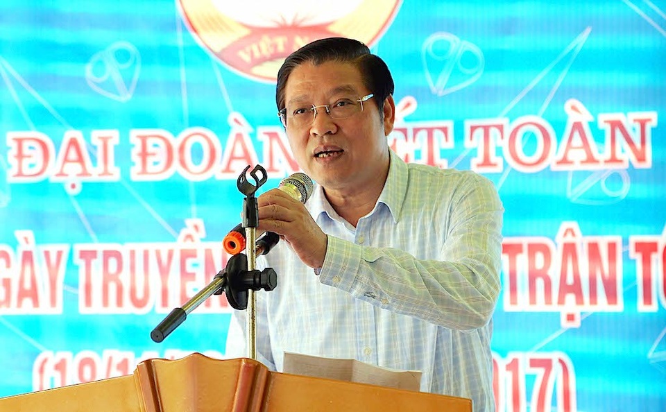 Trưởng Ban Nội chính Trung ương tặng quà, múa lăm vông cùng dân bản - 1 Ông Phan Đình Trạc mong muốn bà con dân tộc tại huyện Con Cuông tiếp tục thực hiện: Cuộc vận động “Toàn dân đoàn kết xây dựng nông thôn mới, đô thị văn minh”, gắn kết với các phong trào thi đua, các cuộc vận động, đẩy mạnh khối đại đoàn kết toàn dân.