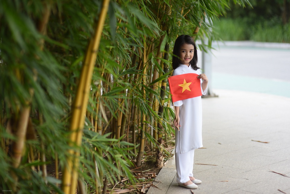 Cô bé còn quá nhỏ để hiểu như thế nào là Quốc khánh mà chỉ biết đó là một ngày lễ mà mọi người đều được đi chơi và ăn mừng.