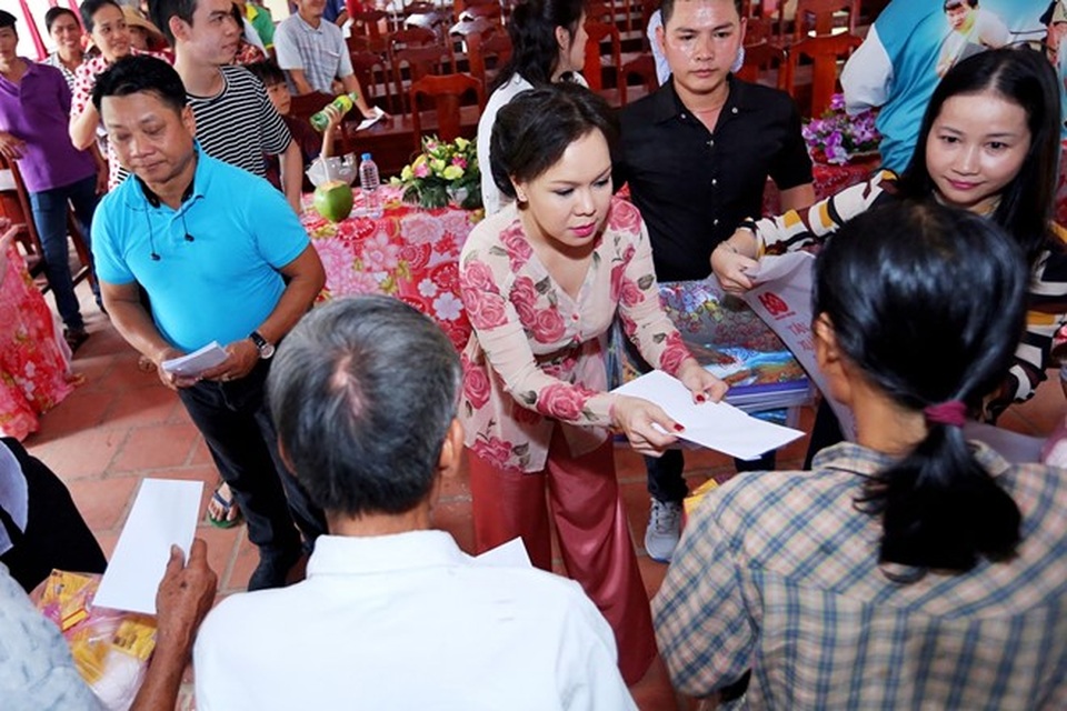 Hình ảnh nghệ sĩ Việt trong những chuyến từ thiện cuối năm - 4 Việt Hương trao quà cho người nghèo đón Tết.