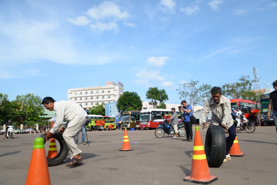 
Các bác tài hào hứng tham gia các hoạt động tại sự kiện Cùng Bridgestone về nhà an toàn tại Bến xe Quy Nhơn
