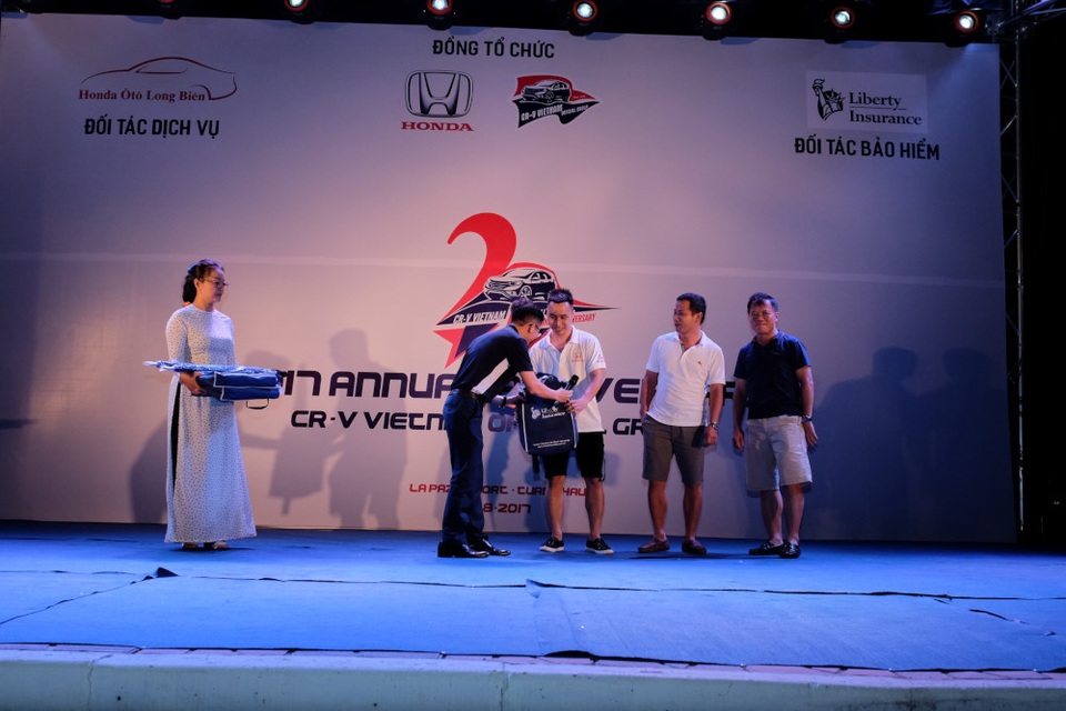 Đại diện Liberty đã ký kết thỏa thuận đối tác và trao quà cho các thành viên CR-V VOG