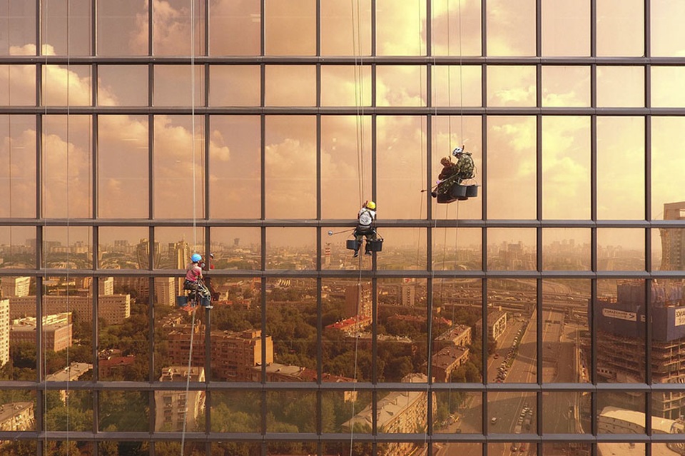 Ảnh chụp cả thành phố phản chiếu qua cửa kính tòa nhà cao tầng Mercury Tower tại Nga.