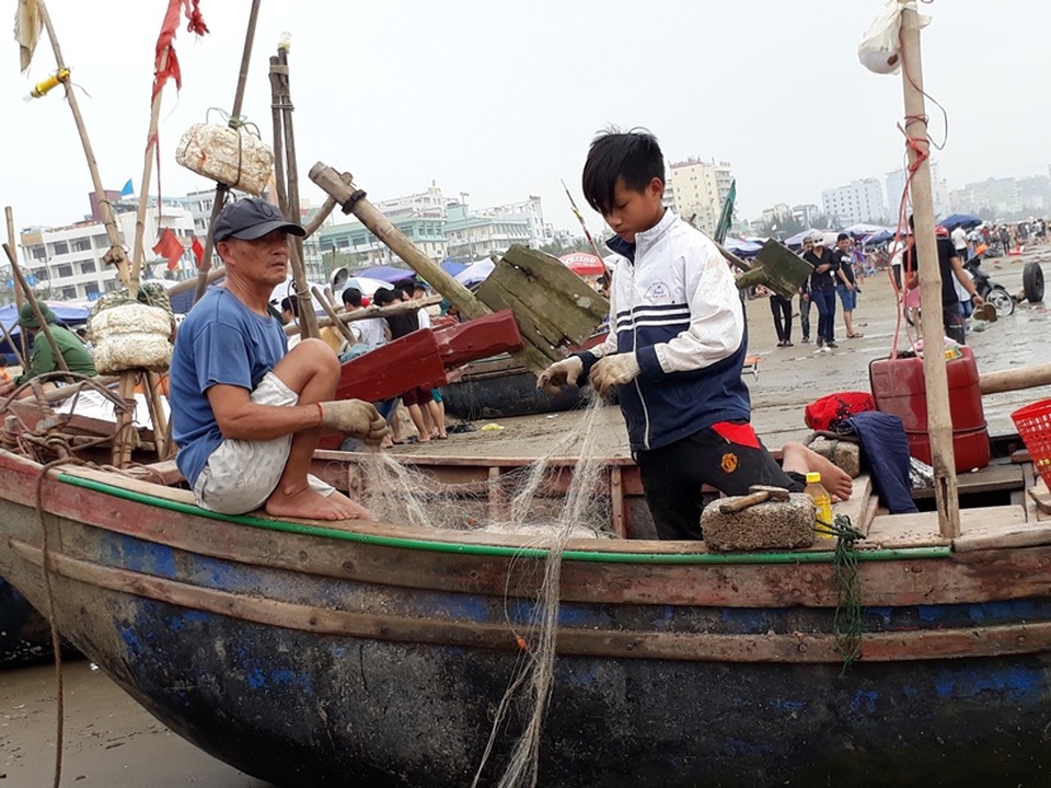 Thanh Hóa: Ngư dân hồ hởi ra khơi trong Ngày quốc tế lao động 1/5 - 4 Những em học sinh cũng ra giúp bố mẹ gỡ lưới