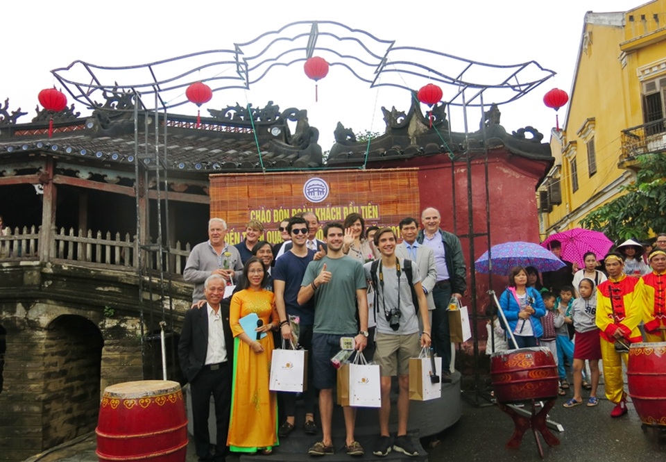 Phố cổ Hội An đón đoàn du khách đầu tiên “xông đất” năm mới 2017 - 2 Các du khách xông đất Hội An năm 2017 đến từ Tây Ban Nha và Úc