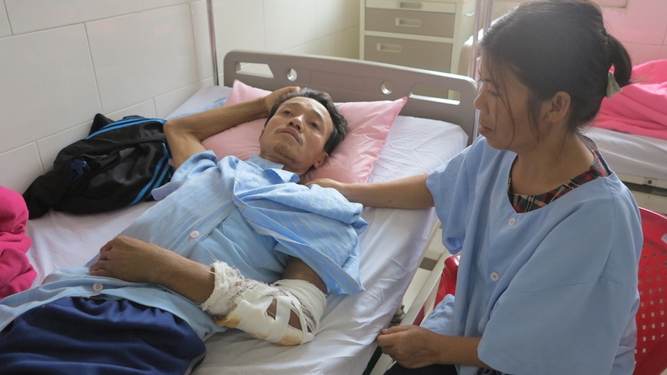 Đáng thương vợ ung thư chăm chồng bị tai nạn trong cảnh không xu dính túi - 5 Chị Luận cũng đang mang trong mình căn bệnh ung thư những vẫn phải gắng gượng để chăm sóc cho chồng.