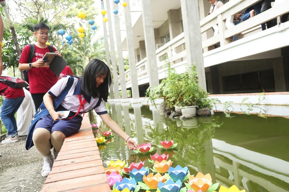 Miền Trung tiếp tục mở ra với di sản văn hóa Phố cổ Hội An xinh đẹp và yên bình. Tại đây, các bạn được trải nghiệm thả đèn hoa đăng – hoạt động đầy ý nghĩa mà người dân cũng như du khách Phố Hội cực kì yêu thích.