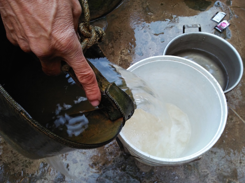 Canh cánh nỗi lo ở làng có nước ô nhiễm nặng nhất nước - 8 Người dân khát khao có công trình nước sạch để sử dụng.