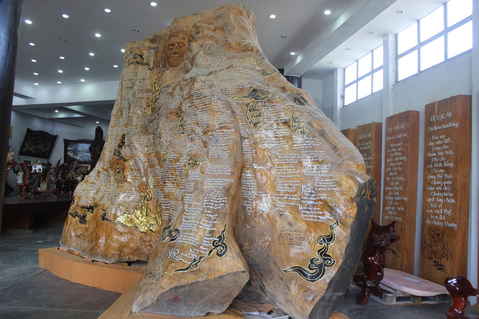 Bảo tàng trong ngôi chùa "giữ" 11 kỷ lục Việt Nam - 5 Bộ kinh pháp cú lớn nhất Việt Nam được chạm khắc trên gốc cây gỗ trâm
