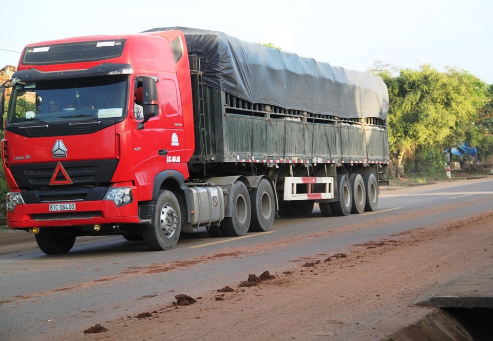 Bình Định: Xe ben cơi nới thùng, chở cát có ngọn “lộng hành” trên Quốc lộ 19 - 8 Xe chở đất vương vãi ra đường gây bụi bẩn, ô nhiễm trên tuyến QL 19 khiến nhân dân bức xúc