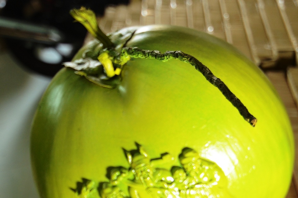 Dừa được chọn thường còn nguyên cuống. Vì như thế, sản phẩm sẽ rất dễ bán do nhu cầu người mua ít khi chuộng trái cây mất cuống.