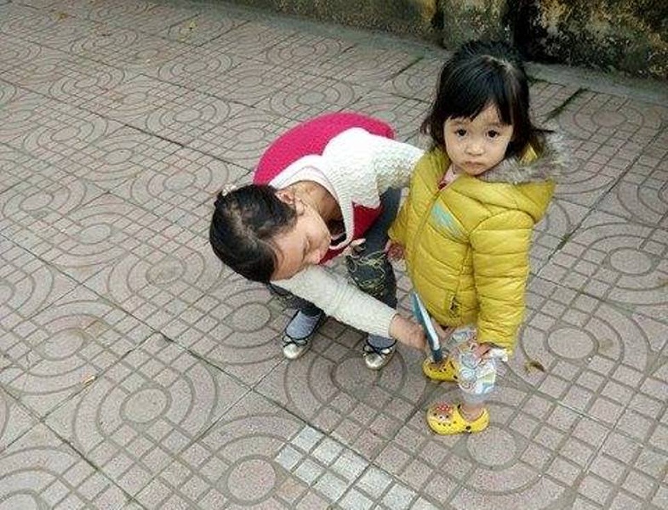 Giám đốc trẻ làm tủ quần áo “ai thừa đến ủng hộ ai thiếu đến lấy” - 2 Người mẹ chọn cho con gái yêu được một chiếc áo rất vừa và xinh xắn.