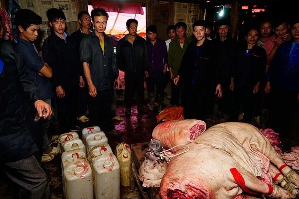 Bộ ảnh đẹp về đám cưới người Phù Lá - 6 Nhà trai bàn giao rượu và thịt lợn cho nhà gái
