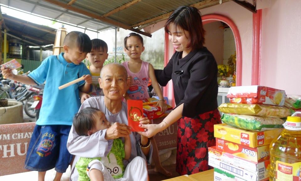 Trao quà tết đến các em bé do Tổng biên tập báo Dân trí đặt tên - 2
Nhà báo Phạm Tâm - Phó trưởng VP báo Dân trí tại TP Cần Thơ trao quà tết đến các bé họ Nhân ở chùa Long An