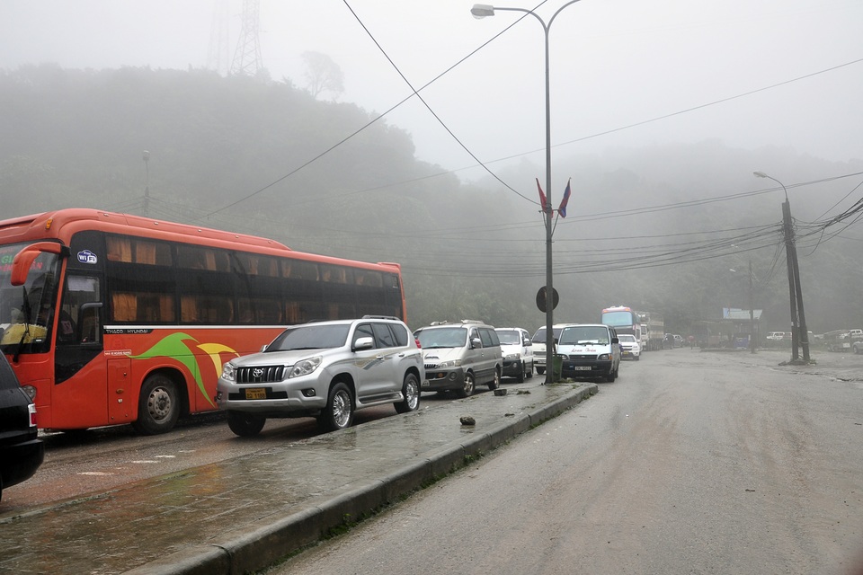 Cửa khẩu quốc tế Cầu Treo "nghẹt thở" những ngày cuối năm - 2 
Xe nối xe qua Cửa khẩu quốc tế Cầu Treo trong sương mù dày đặc