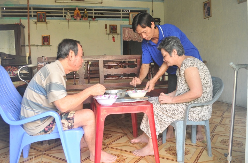 Thương người đàn ông mổ tim hai lần vẫn phải đi bốc vác thuê nuôi cha mẹ liệt - 5
Nhìn bữa cơm khô khan ngày Tết của ông bà Tôn Bích Hỉ... chúng tôi thấy cũng xốn xang
